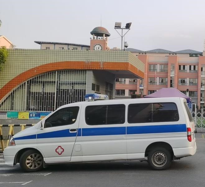 洛江救护车出租护送骨折病人一公里多少钱